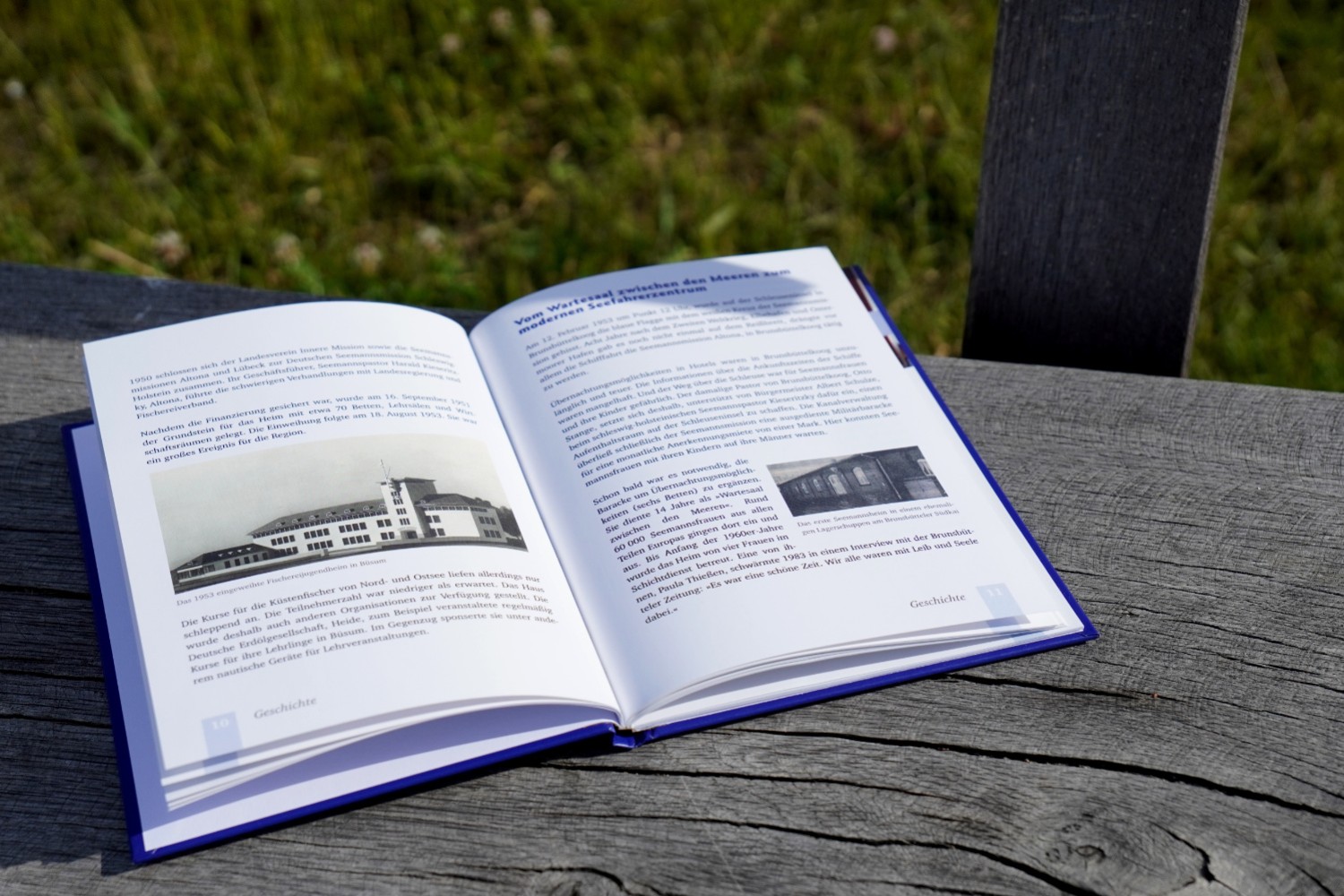 A single copy of the chronicle of the Seamen’s Mission Brunsbüttel lies open on a wooden bench