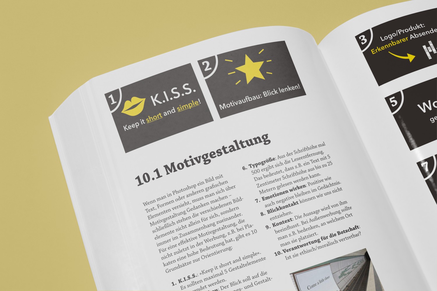 Das Buch »Digitale Bildbearbeitung« liegt aufgeschlagen mit Kapitel 10.1 (»Motivgestaltung«) vor einem gelben Hintergrund.