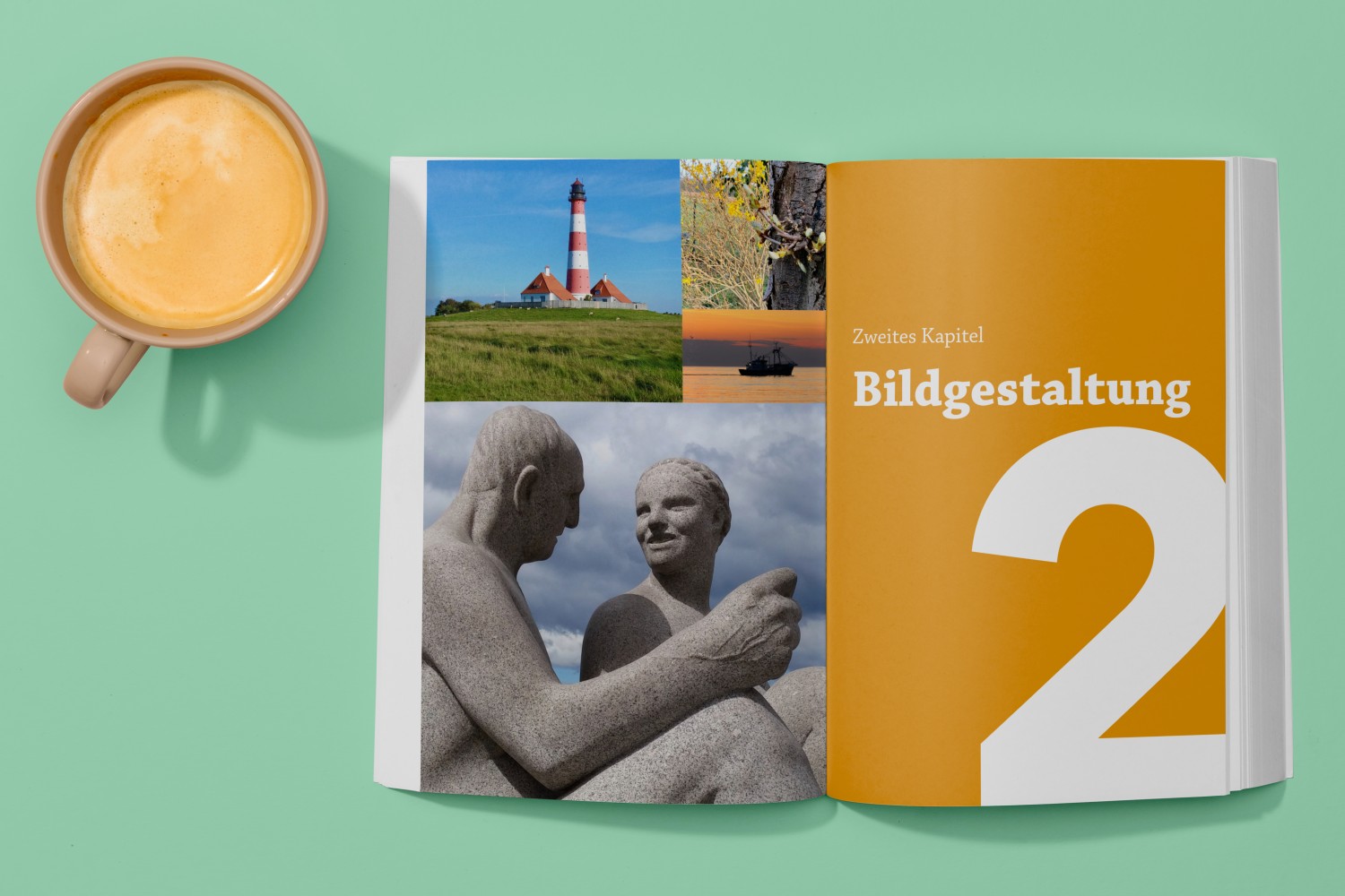 Das Buch »Digitale Bildbearbeitung« liegt aufgeschlagen mit Kapitel 2 (»Bildgestaltung«) vor einem türkisen Hintergrund. Daneben steht eine Tasse Kaffee.