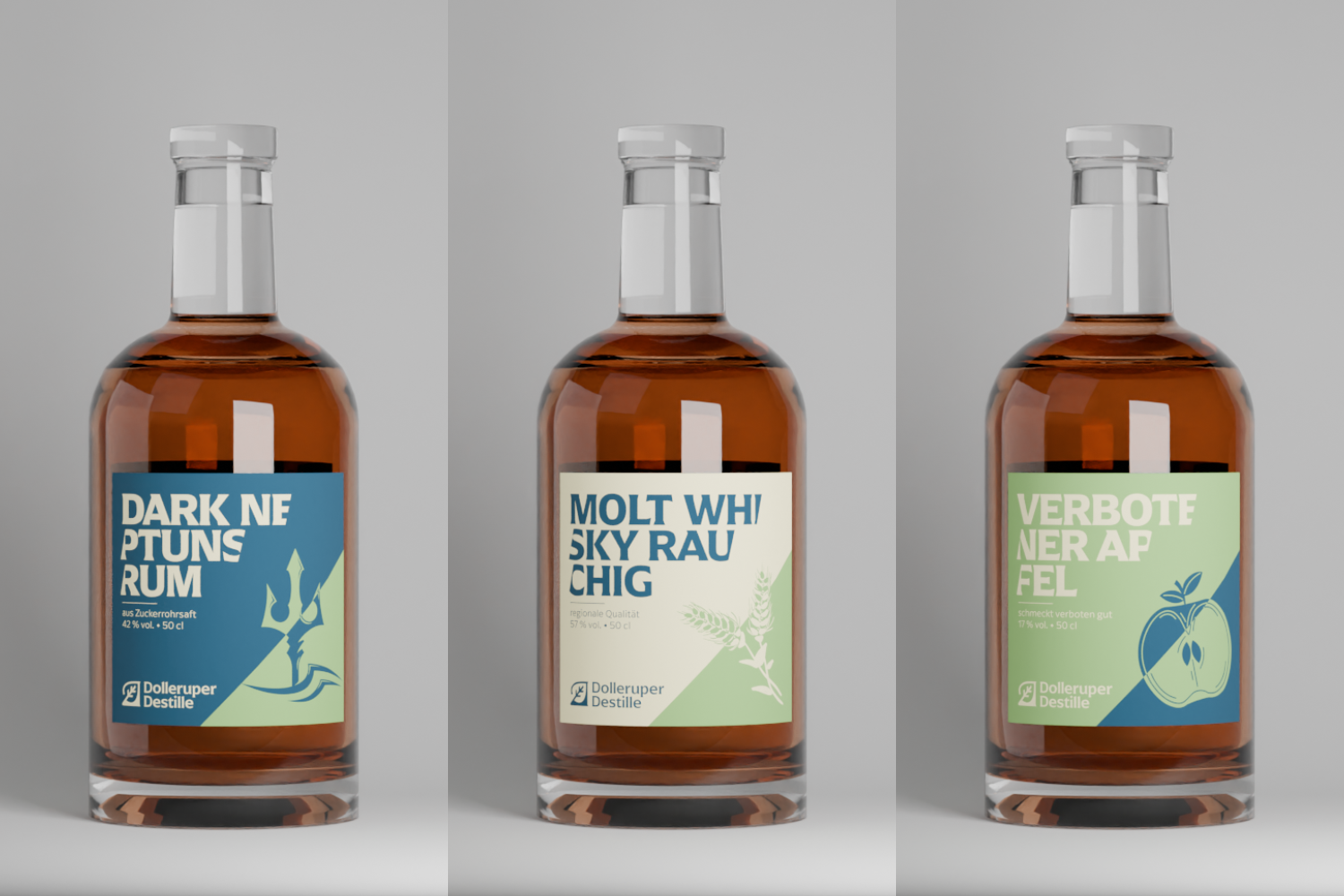 Mockup dreier Spirituosenflaschen mit Etiketten im neuen Design: „Dark Neptuns Rum“, „Molt Whisky rauchig“ und „Verbotener Apfel“. Die Produktnamen sind jeweils in drei Zeilen gesetzt.