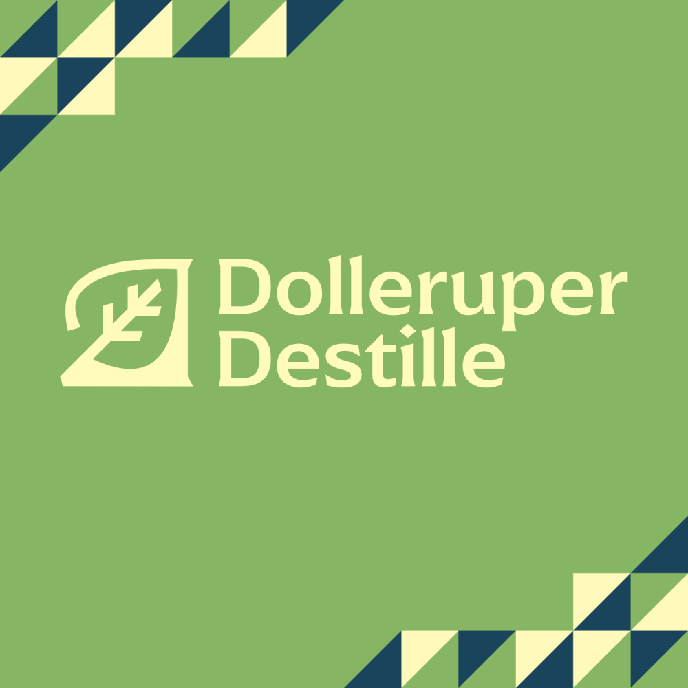Logo der Dolleruper Destille – ein stilisiertes Blatt neben dem Schriftzug – in Hellgelb auf grünem Grund. In zwei Ecken ist ein Muster aus Dreiecken zu sehen.