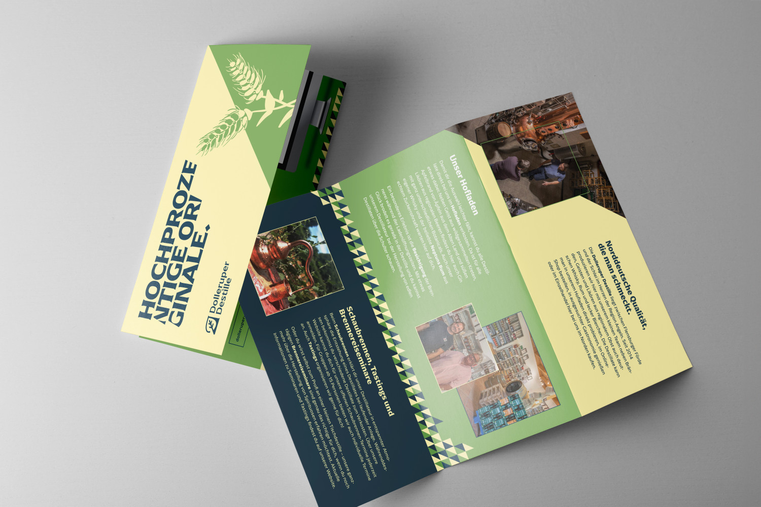Mockup eines aufgeklappten Faltflyers mit Fotos und Texten zum Hofladen sowie zu Schaubrennen, Tastings und Brennereiseminaren.