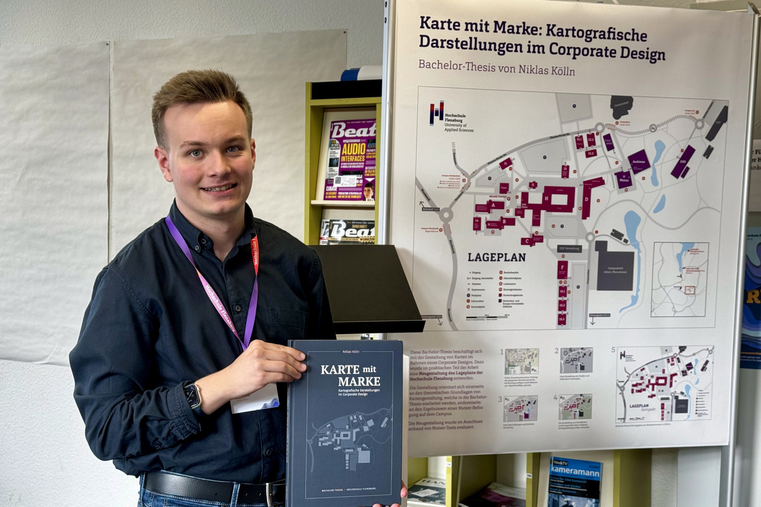 Niklas zeigt seine Bachelor-Thesis sowie den entworfenen Lageplan auf dem Rundgang 2023