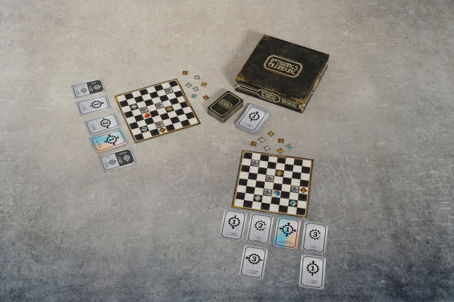 Virtueller Render des aufgebauten Spiels »Rotwangs Erfindung« mit Spielbrett, Spielsteinen und Spielkarten.
