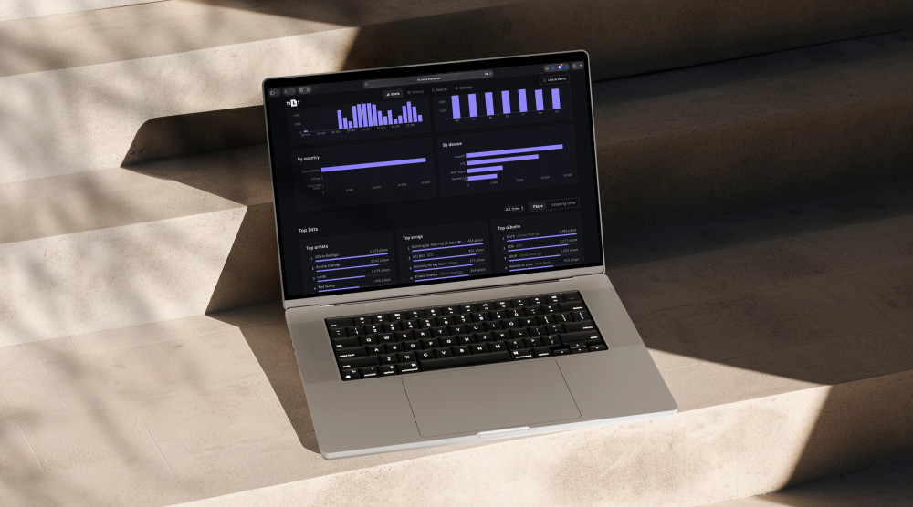 Laptop auf einer Steintreppe mit dem Statistik-Dashboard von TILT.
